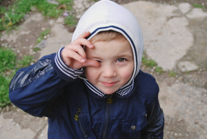 Niño mirando