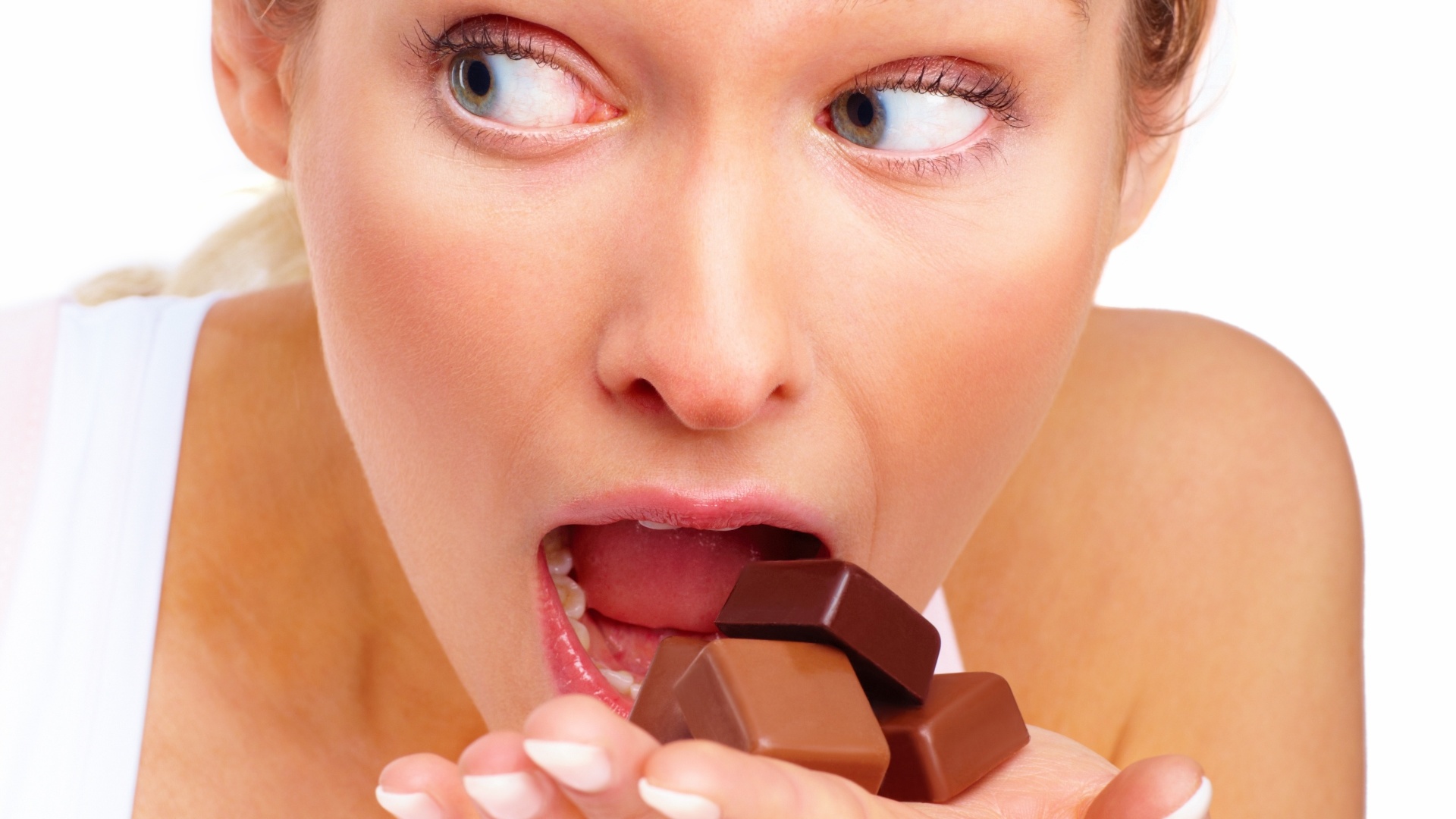 Есть шоколад на ночь. Человек ест конфеты. Сладкое и зубы. Девушка ест конфету. Сладости которые вредят зубам.