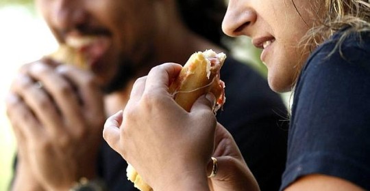 Por qué pedimos la comida que más engorda